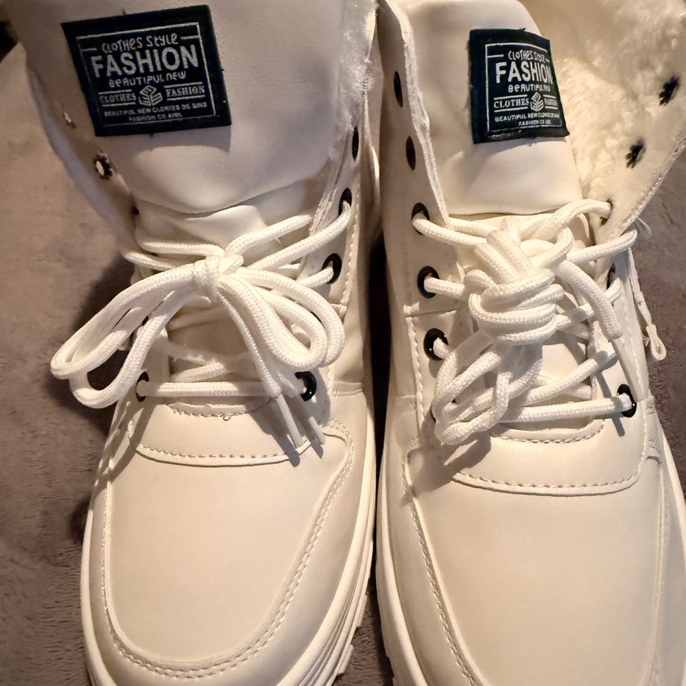 New never worn White boots with Fur Lining